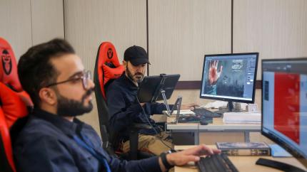خدمةً لزائري الأربعين .. العتبة العلويّة المقدَّسة تقدّم خدماتها التوجيهية والإرشاديّة من تصاميم فنية وقُطع دلالة لإرشاد التائهين