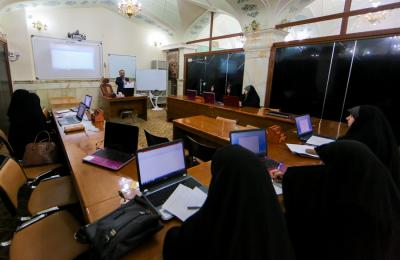 شعبة تنمية الموارد البشرية تقيم دورة في الإخراج الفني لمنتسبات قسم الشؤون النسوية
