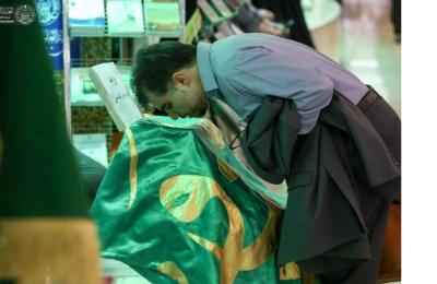 رواد معرض الكتاب الدولي في طهران يتبركون براية أمير المؤمنين(عليه السلام) في جناح العتبة العلوية المقدسة – صور-