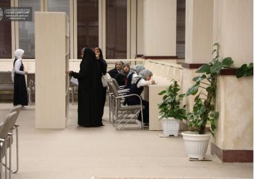 الكادر التربوي والطلابي في مدرسة المتنبي للبنات يزور مكتبة الروضة الحيدرية المطهّرة