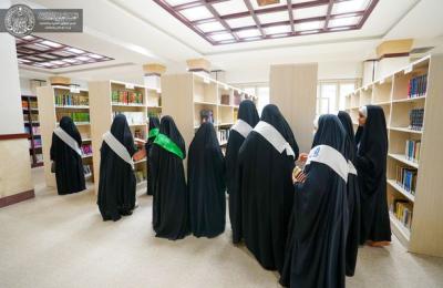 وفد طالبات مركز الحوراء زينب (عليها السلام) من كربلاء يزور المكتبة النسوية في مكتبة الروضة الحيدرية