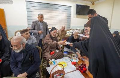 طلبة المدارس التابعة للعتبة العلوية المقدسة يزورون دار رعاية المسنّين في محافظة النجف الاشرف