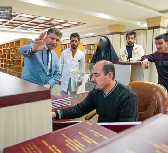  وفد من أساتذة وطلبة كلية العلوم في جامعة الكوفة يزور مكتبة الروضة الحيدرية ومعرض شعبة التراث في قسم الشؤون الفكرية والثقافية في العتبة العلوية المقدسة