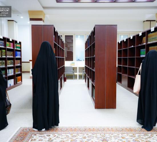 وفد من طالبات جامعات ومعاهد محافظة النجف الأشرف يزور مكتبة الروضة الحيدرية النسوية في العتبة العلوية المقدسة