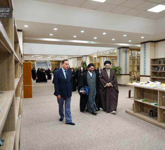 وفد من أساتذة وطالبات كلية التربية للبنات في جامعة الكوفة يزور مكتبة الروضة الحيدرية