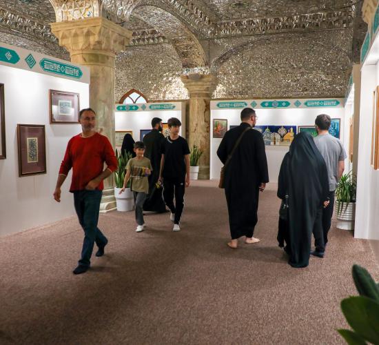 معرض العتبة العلوية المقدسة للفنون الإسلامية التشكيلية يستقبل الضيوف من العوائل اللبنانية.