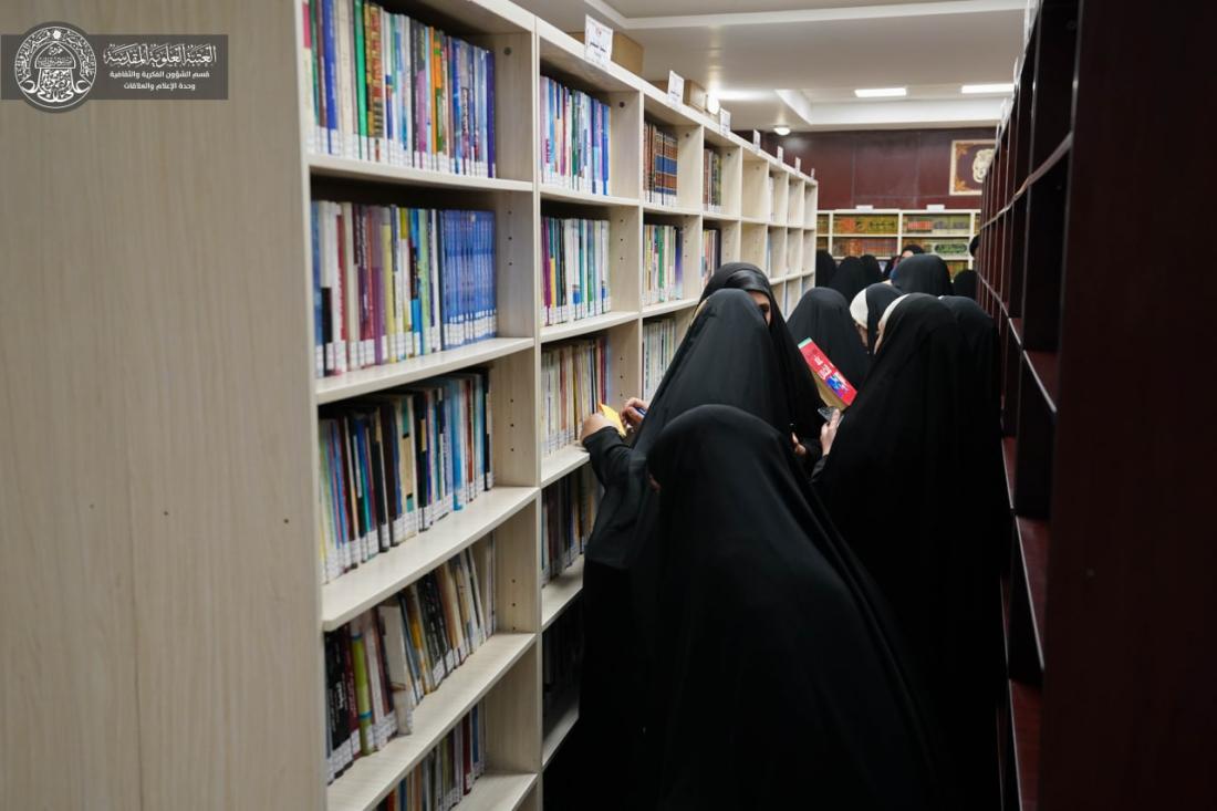 وفد من أساتذة وطالبات كلية التربية للبنات في جامعة الكوفة يزور مكتبة الروضة الحيدرية | 