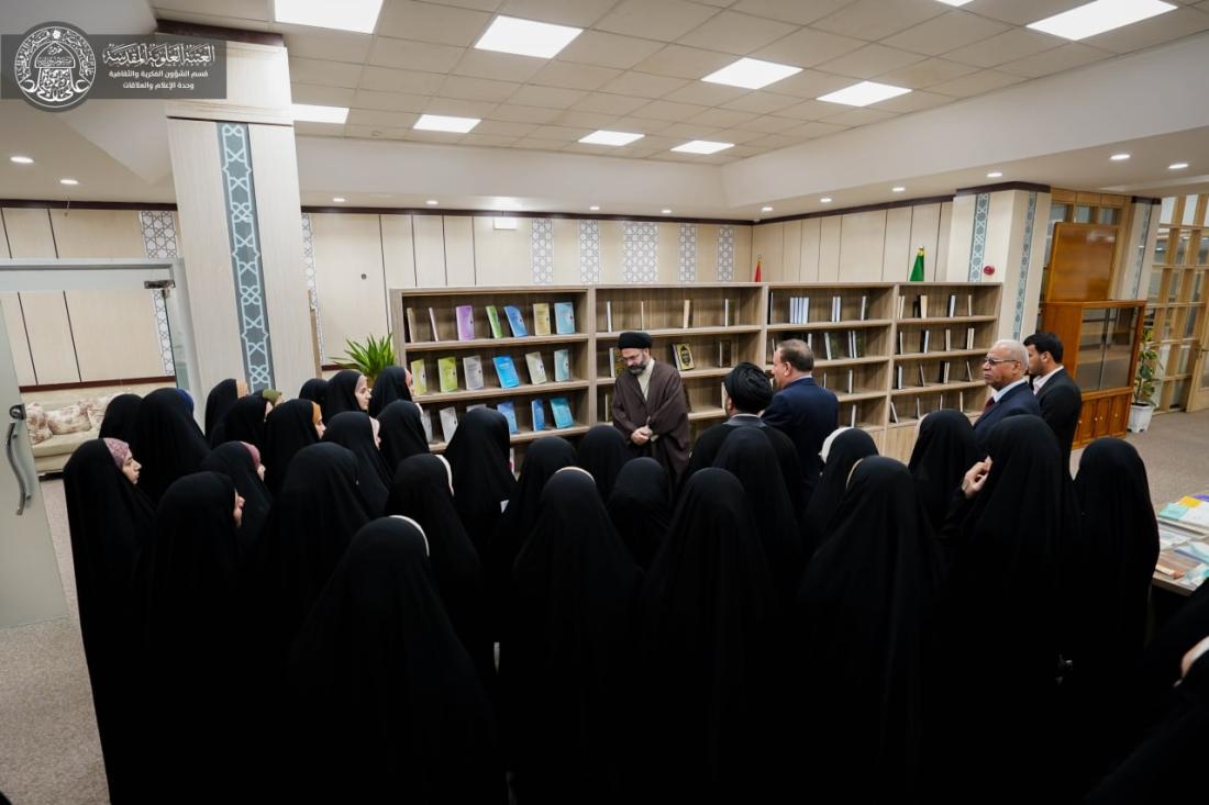 وفد من أساتذة وطالبات كلية التربية للبنات في جامعة الكوفة يزور مكتبة الروضة الحيدرية | 