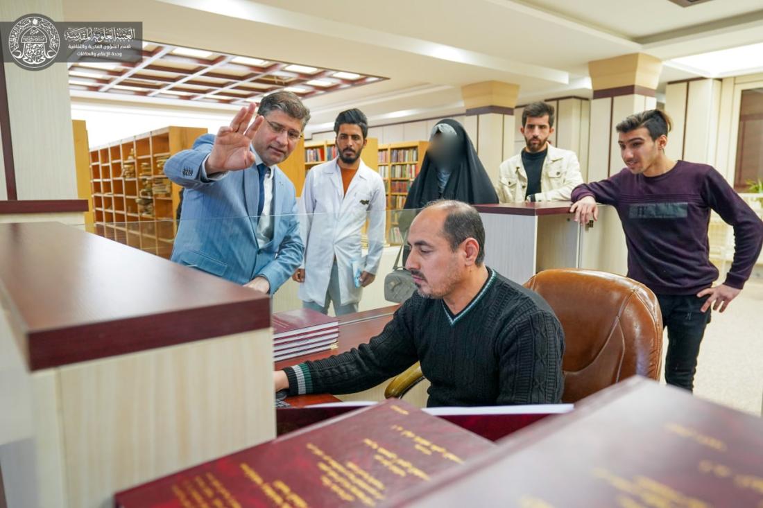  وفد من أساتذة وطلبة كلية العلوم في جامعة الكوفة يزور مكتبة الروضة الحيدرية ومعرض شعبة التراث في قسم الشؤون الفكرية والثقافية في العتبة العلوية المقدسة | 