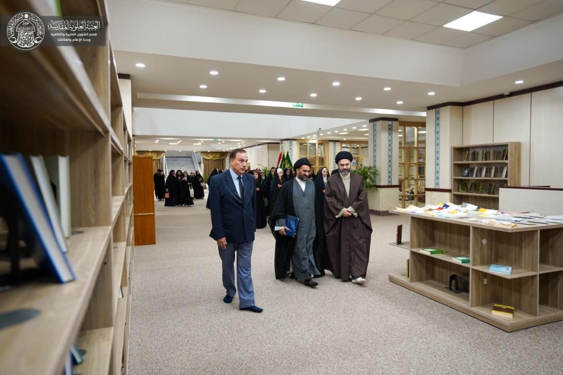 وفد من أساتذة وطالبات كلية التربية للبنات في جامعة الكوفة يزور مكتبة الروضة الحيدرية | 