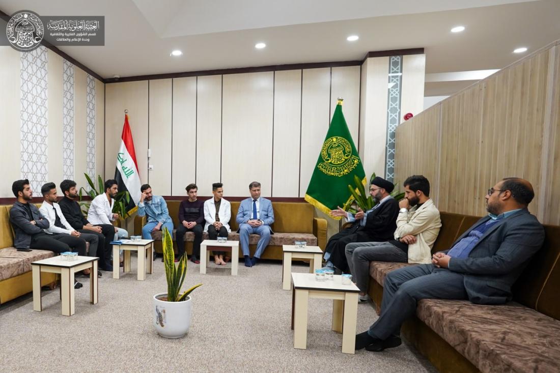  وفد من أساتذة وطلبة كلية العلوم في جامعة الكوفة يزور مكتبة الروضة الحيدرية ومعرض شعبة التراث في قسم الشؤون الفكرية والثقافية في العتبة العلوية المقدسة | 