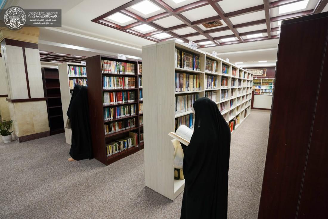 وفد من أساتذة وطالبات كلية التربية للبنات في جامعة الكوفة يزور مكتبة الروضة الحيدرية | 