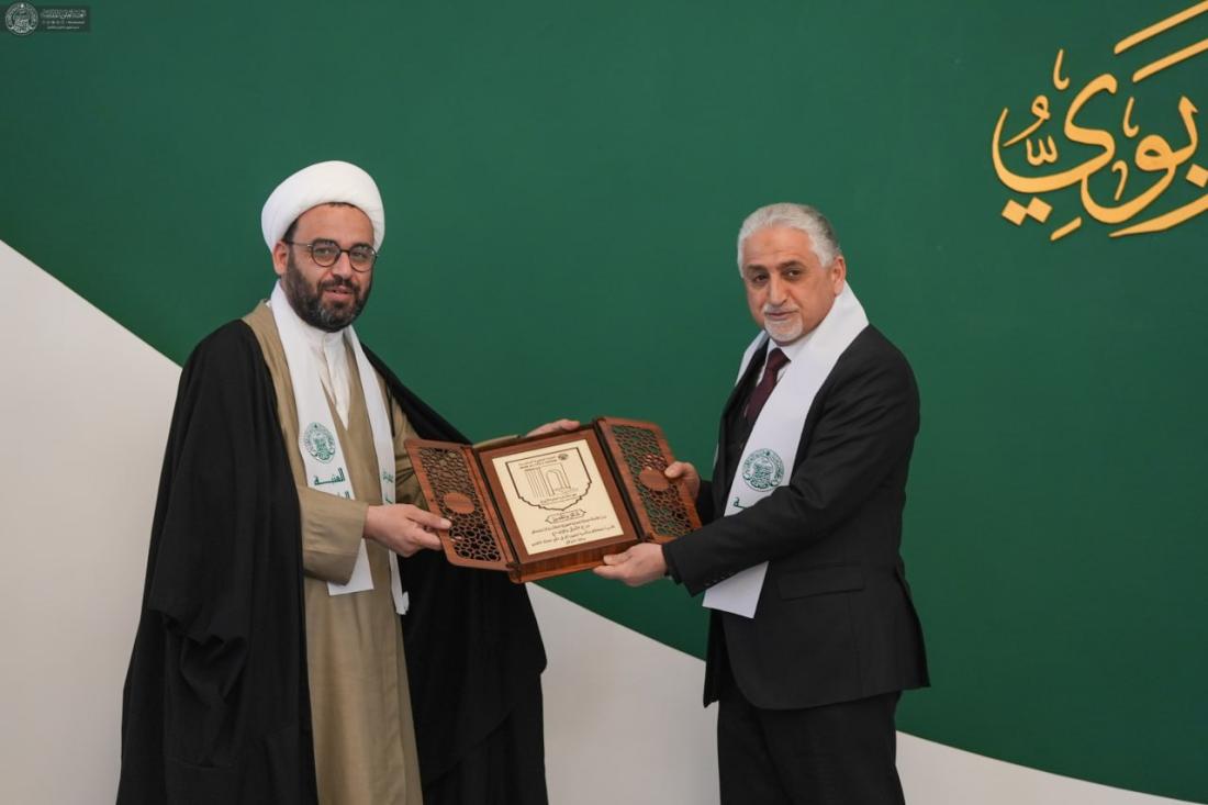 العتبة العلوية المقدسة متمثلة بمركز النبأ العظيم للتربية والتعليم التابع لقسم الشؤون الفكرية والثقافية تكرم النخب التربوية في مهرجان باب العلم التربوي لأول | 
